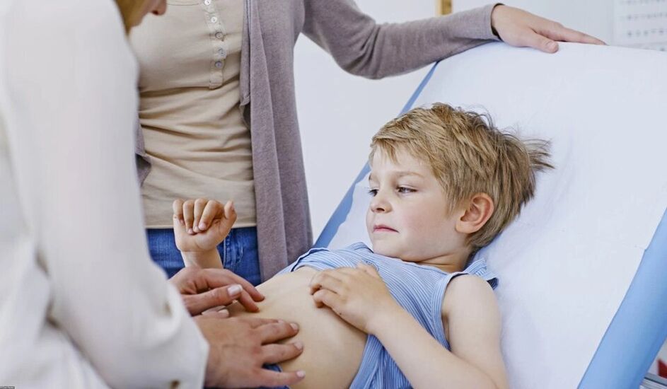 identificación de parásitos por un médico en un niño